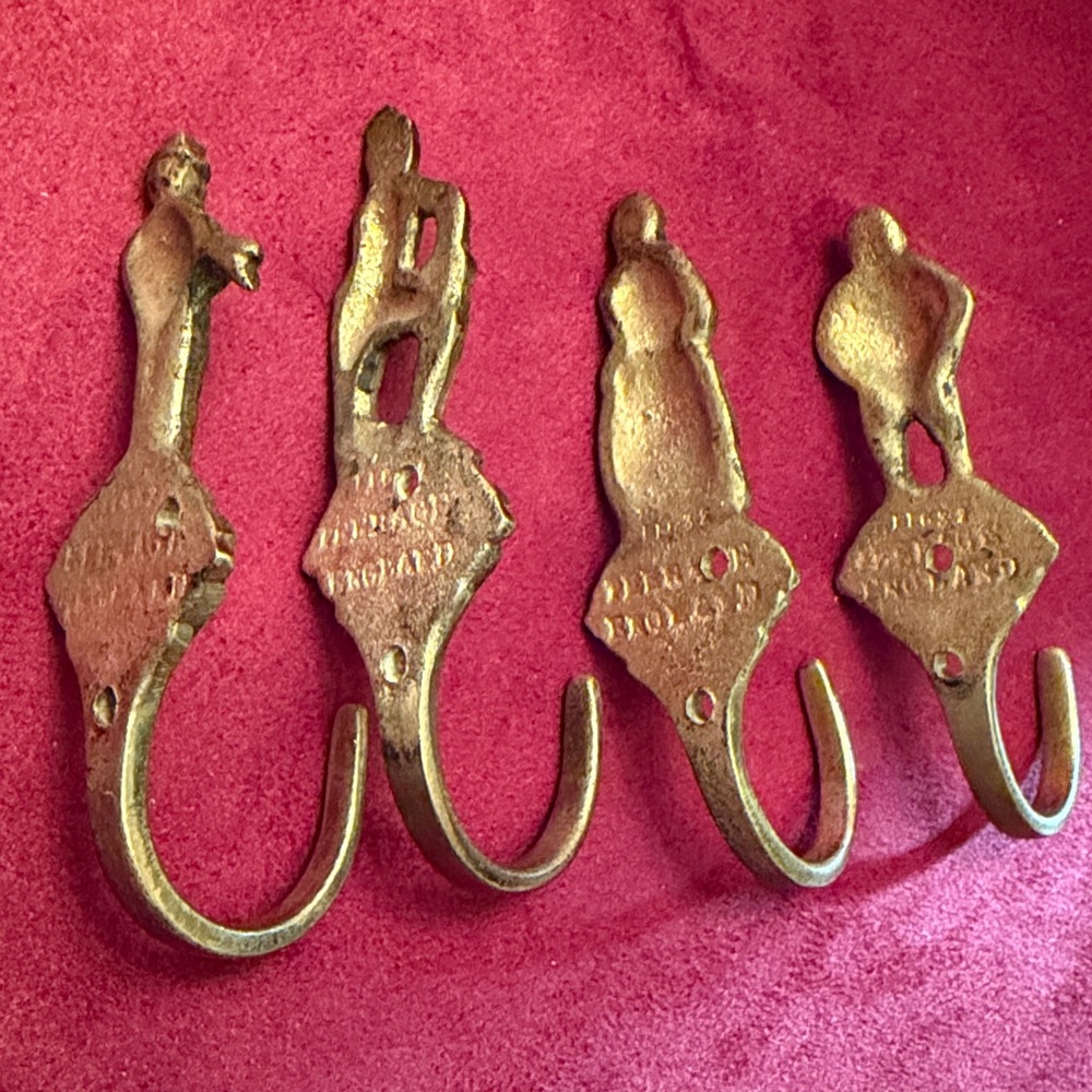 Set of 4 antique brass hooks  - Charles Dickens characters. - Picture 6 of 14